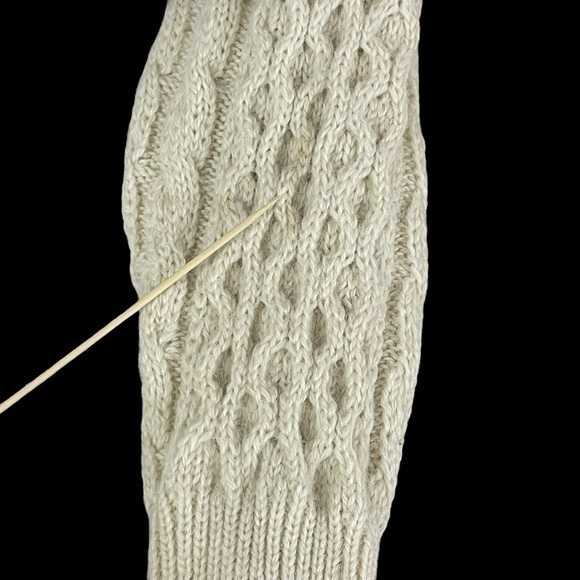 Gaeltarra Ireland Irish Aran Fisherman Ivory Wool Cable Knit Sweater Medium R1 - Picture 6 of 10